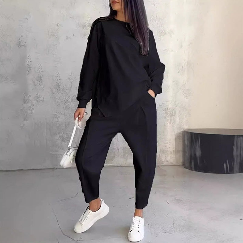 Conjunto femenino compuesto por una blusa de manga larga y pantalones con bajo irregular.-ES