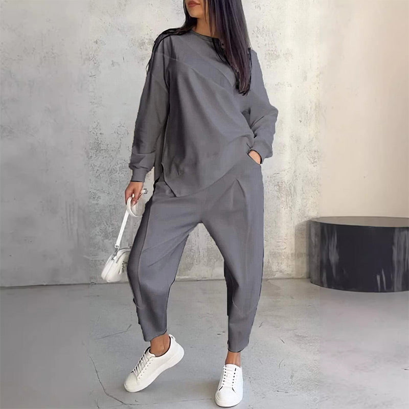 Conjunto femenino compuesto por una blusa de manga larga y pantalones con bajo irregular.-ES